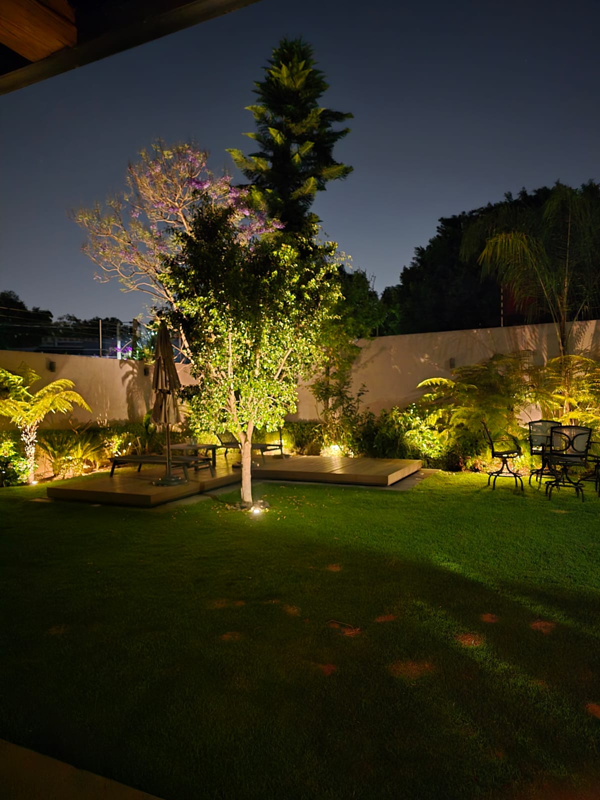 Iluminación en jardines residenciales